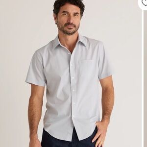 QUINCE Men’s Organic Cotton Stretch Poplin Camp Shirt Light Grey Sleeved Top M